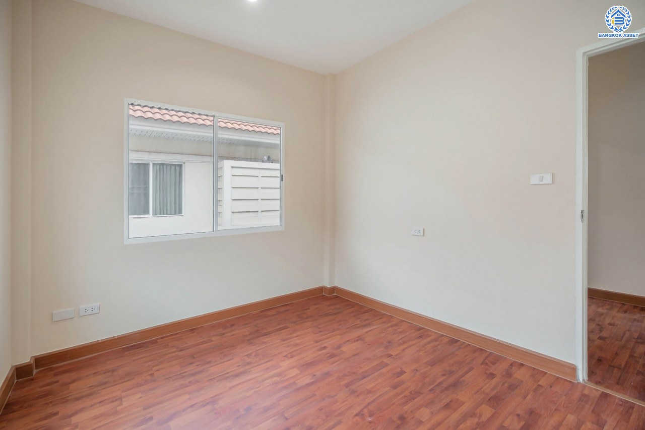 บ้านมือสองตกแต่งใหม่ โครงการ เพอร์เฟคพาร์ค วัดพระนอน จากแบรนด์ Property Perfect เนื้อที่ 35.8 ตร.ว. บ้านแฝดฟังก์ชันระดับบ้านเดี่ยว! 3 ห้องนอน 2 ห้องน้ำ 1 ที่จอดรถ พร้อม Facilities ครบครัน บนทำเลเชื่อมต่อถนนกาญจนาฯ ใกล้ทางด่วน ศรีรัช-วงแหวนฯ เซ็นทรัลเวสต์เกต และรถไฟฟ้าสายสีม่วง "สถานีตลาดบางใหญ่"